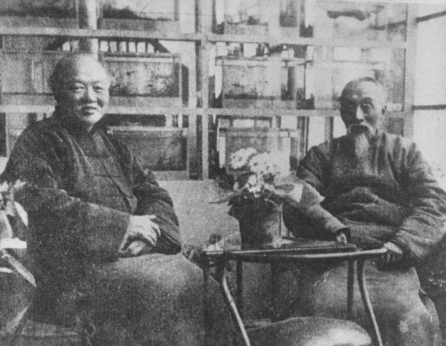 近代粥集文会创始人吴稚晖（左）、丁福保（右）。