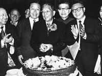 台北粥会第三任会长杨森（中）为雅集庆生。