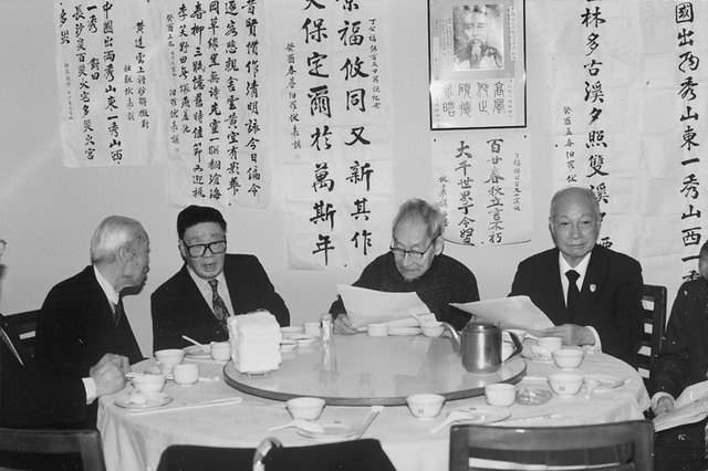 不只是吃粥，还以文会友进补精神食粮。