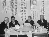 不只是吃粥，还以文会友进补精神食粮。