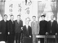 粥会旨趣擘窠大字前显得前人的渺小。