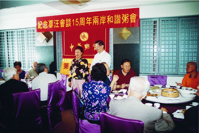萧万长夫人萧朱俶贤为和谐粥会加油催生