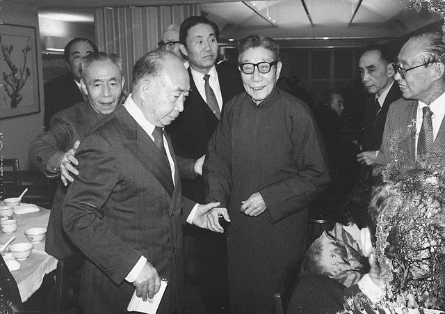第五任会长丁慰慈（左）迎接丁治磐来会啜粥