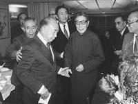 第五任会长丁慰慈（左）迎接丁治磐来会啜粥