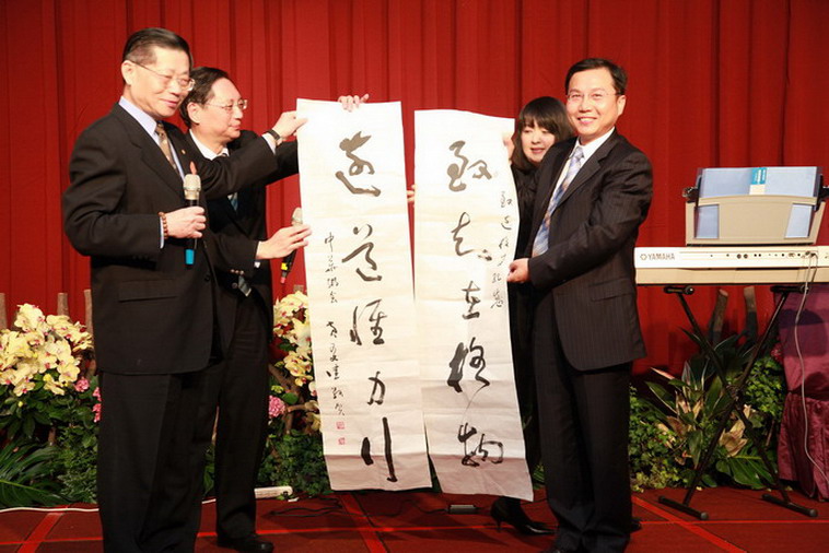 陸炳文以冠首名聯贈蔡清渊