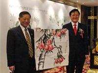 李曉東代表受贈吳素君畫作