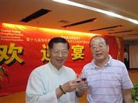 与何少川举杯互祝和谐两岸