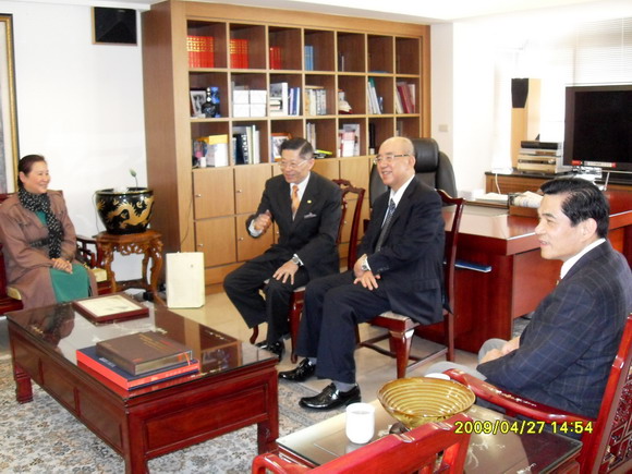 向吳伯雄簡報巨画浩氣長流