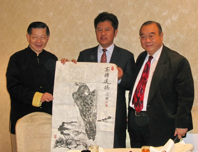代表台文聯贈滇團高瞻遠矚