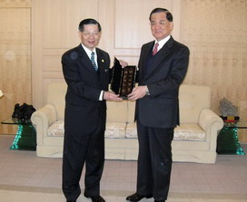 晉見連戰呈献于右任書文鎮