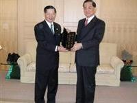 晉見連戰呈献于右任書文鎮
