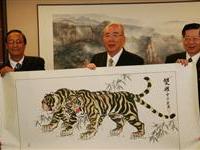 各地粥會向吳伯雄呈献禮品
