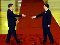 正走向歷史性一握