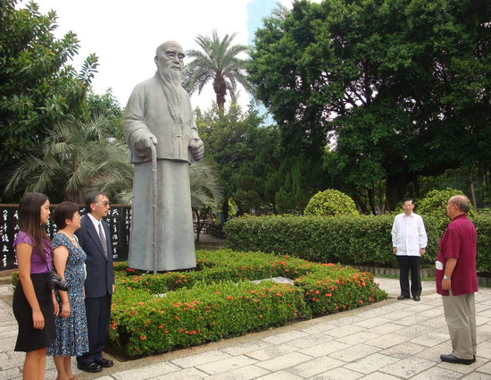 两岸于迷恭謁聖像