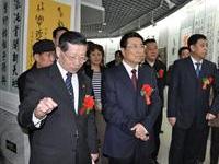 引导陕西省政协主席观展览