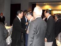 副总统在簇拥下进感恩会场