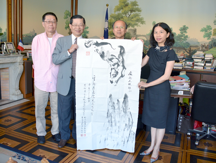 吕庆龙获赠天马画如虎添翼