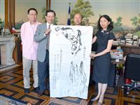 吕庆龙获赠天马画如虎添翼