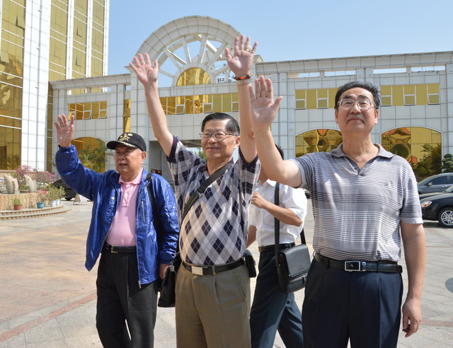 丁之发贺毅行热情欢送粥友