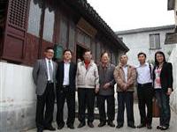 粥长偕仰慕者六谒粥师故居
