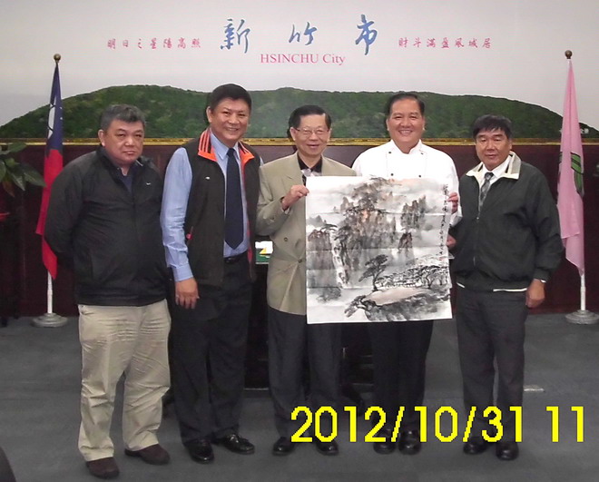 拜会新竹市长许明财赠国画