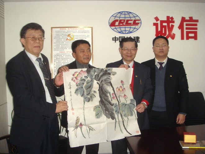 吴素君国画赠中国铁建结缘