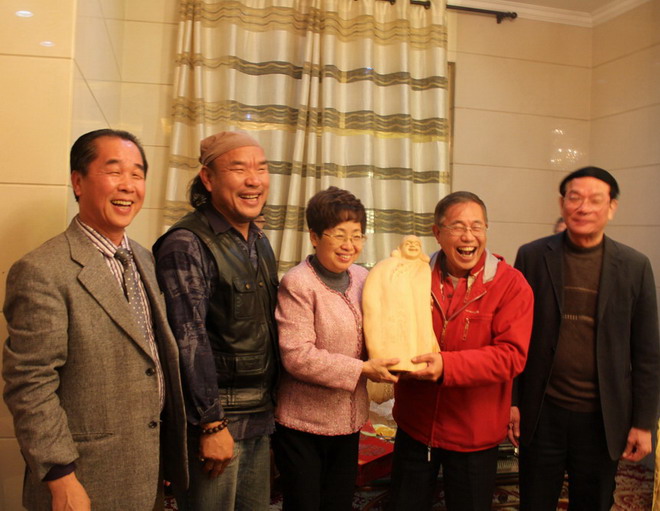 北粥访团回赠原民木雕精品