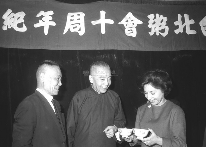 喜赠碗具给乌拉圭孟都粥会