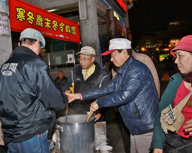 退将掌锅揑瓢施粥全台首举