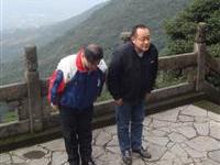 粥长偕赵志伟专谒于右任墓