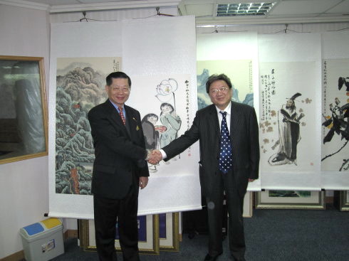 两岸和谐书画展品琳琅满目