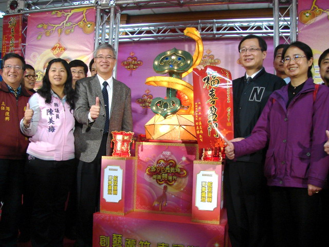 如意黄金蛇亮灯桃园机场旁