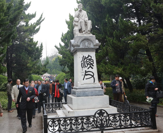 领导缅怀渔父带头绕行坐像