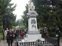 领导缅怀渔父带头绕行坐像