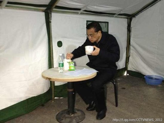 亮李克强灾区吃粥照形象佳