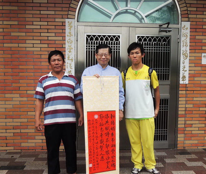 陆游后裔书轴撰诗次韵奉和