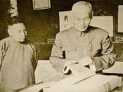 蒋介石察看族谱蒋经国随侍