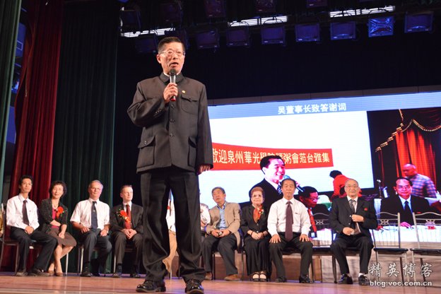 著正装场合难得一穿中山服