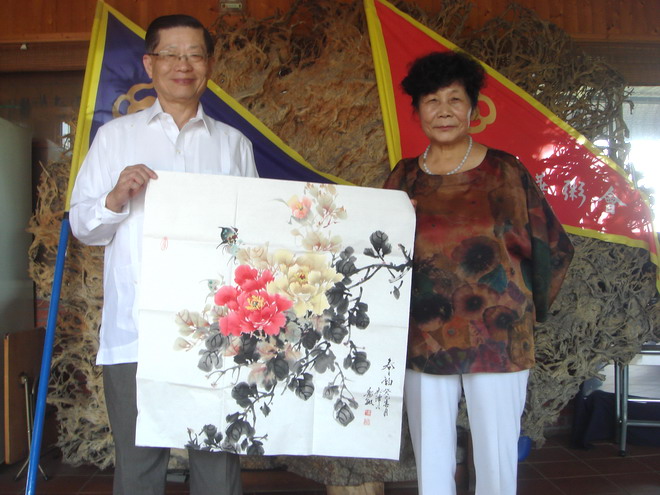 王俊英赠画粥长表达仰慕情