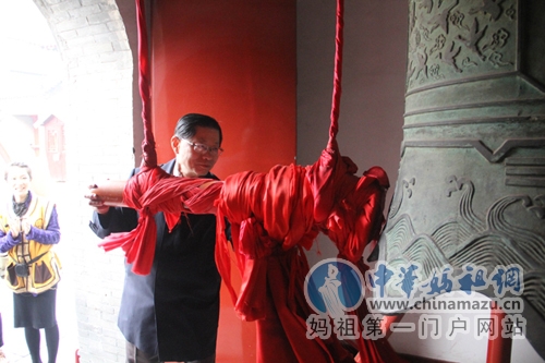 敲响吉祥大钟祝愿世界和平