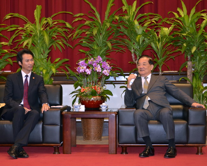 连明富顷晋见连战交谈甚欢