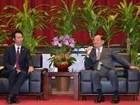 连明富顷晋见连战交谈甚欢