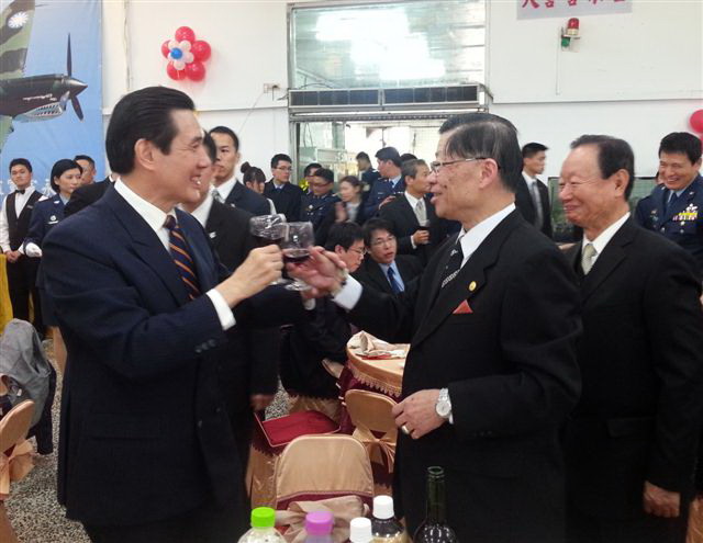 马英九敬酒说陆炳文也来了