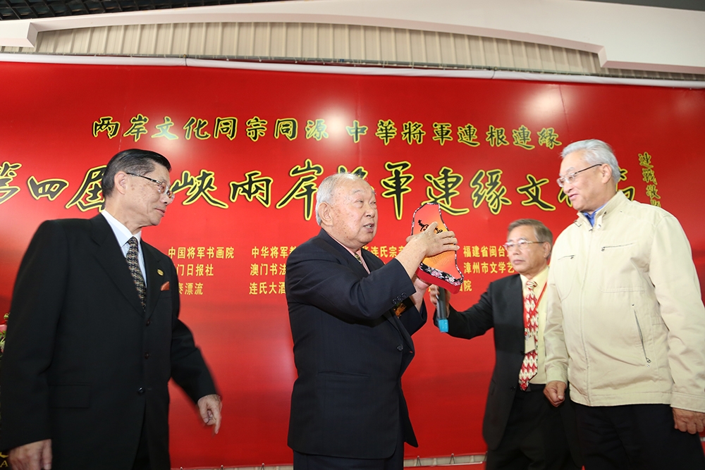 台湾旺旺伴手礼喜赠张铭清
