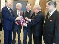 粥长晋见萧副总统呈献贺礼