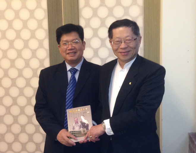 向严伯贵副市长致送演講集