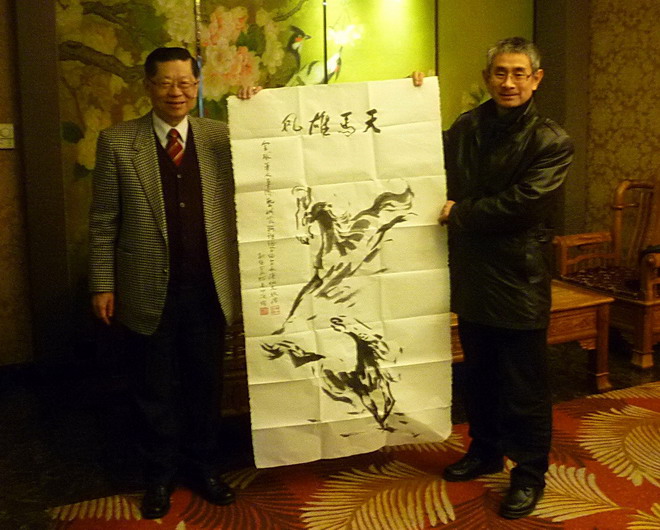 天马雄风画赠刘建飞副市长
