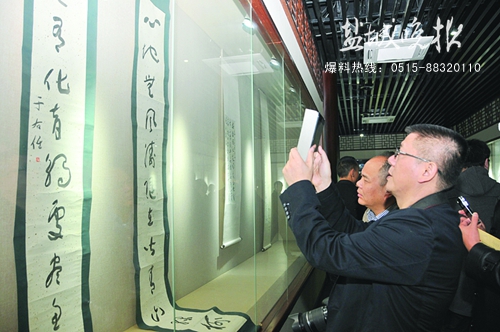 于门四杰展岀書畫观者云集