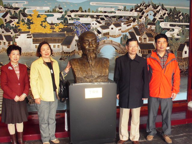 粥友在丁福保銅像前留身影