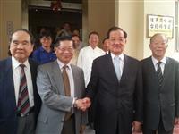 参会粥长恭送离場依依不舍